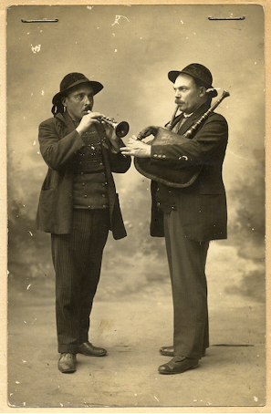 Louis Guegen et Jean Douirin,sonneurs de Plozévet (carte postale, Mucem)