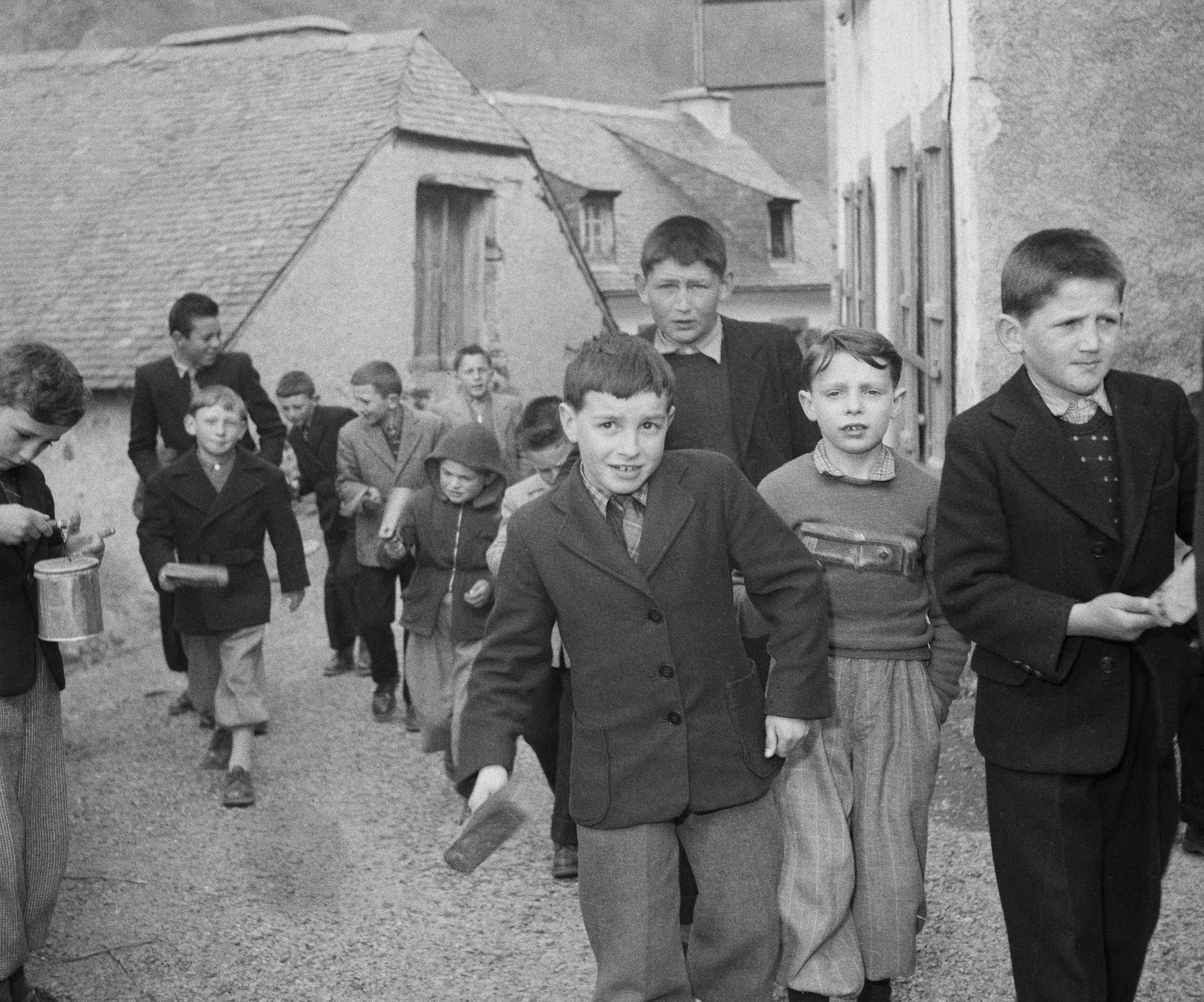 eudi saint 1956 : les garçons de Betpouey déambulent dans les rues du village avec les instruments des "ténèbres"  (Cliché Marcel Boulin, Mucem Ph.1956.070.087)