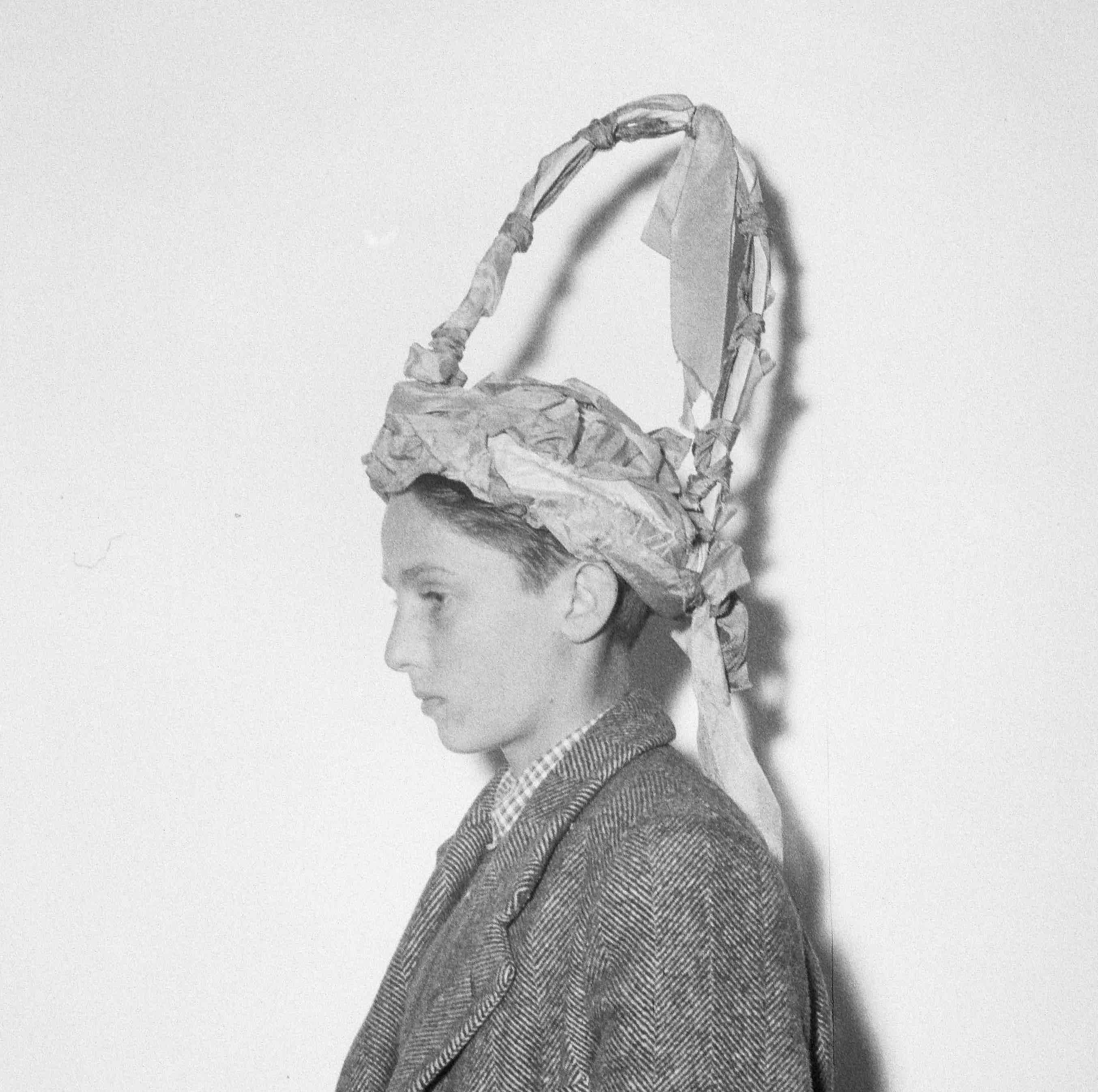 Jeune garçon d'Esquièze (Hautes-Pyrénées) portant la toque d'un des personnages du Baïar, 30 mars 1956 (cliché Marcel Boulin, Mucem, Ph.1956.070.160)