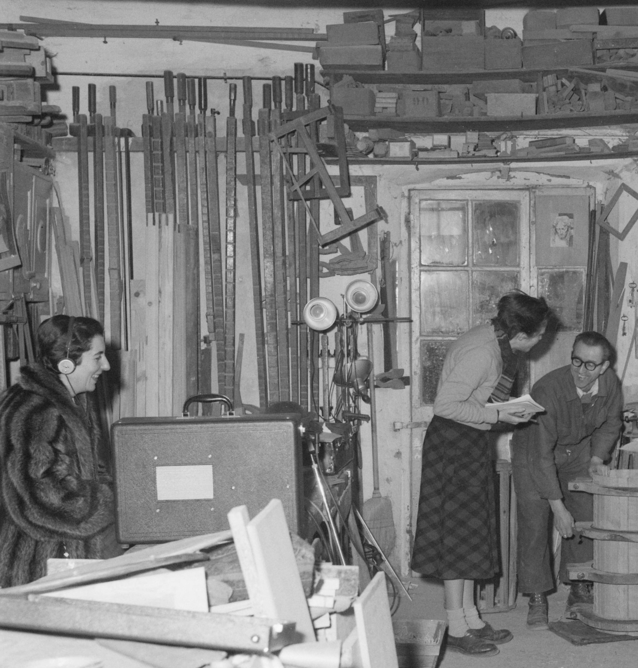 M. Andral (à gauche) et C. Marcel-Dubois auprès de Marieus fabre lors de l'enquête sur la fabrication du galoubet-tambourin, Barjols 1954 (cl. P. Soulier, Ph1954-17-347)