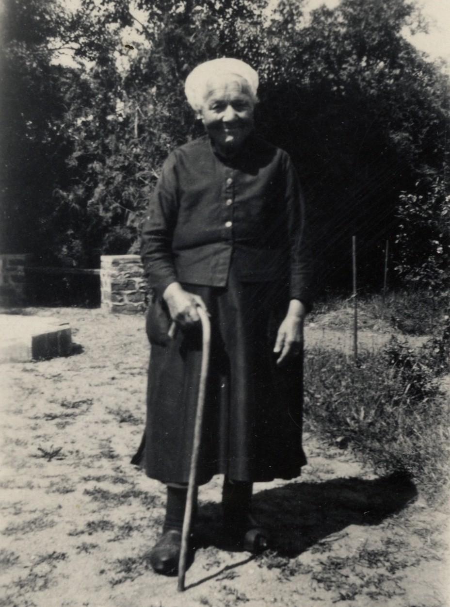 Euphrasie Pichon photographiée par Claudie Marcel-Dubois près de sa maison de Montcocu, à Baraize (Indre), en août 1946