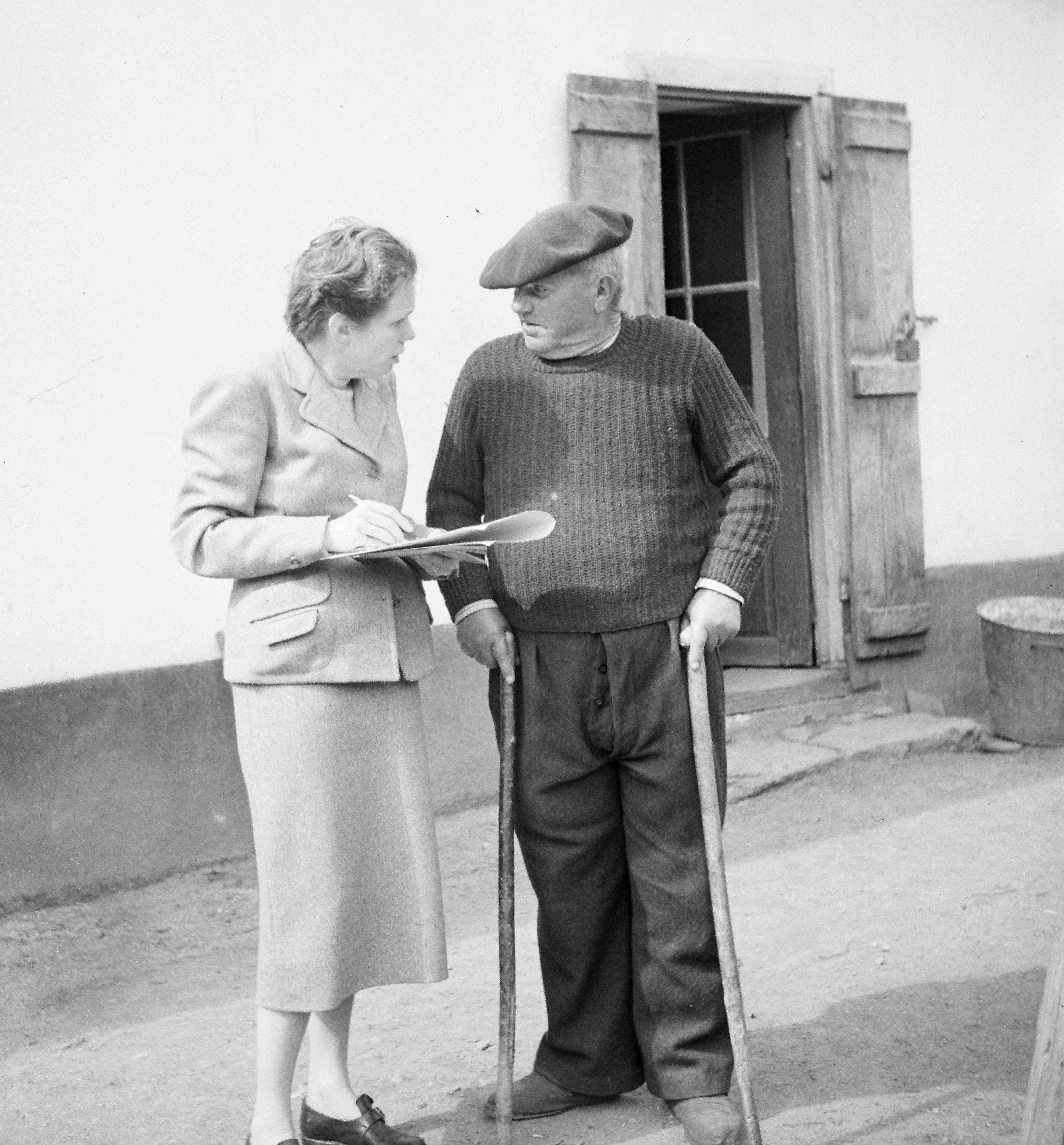 Claudie Marcel-Dubois interroge Jean-Pierre Brunes à Lesponne (Hautes-Pyrénées) le 27 mars 1956 (cliché Marcel Boulin, Mucem Ph.1956.070.003)