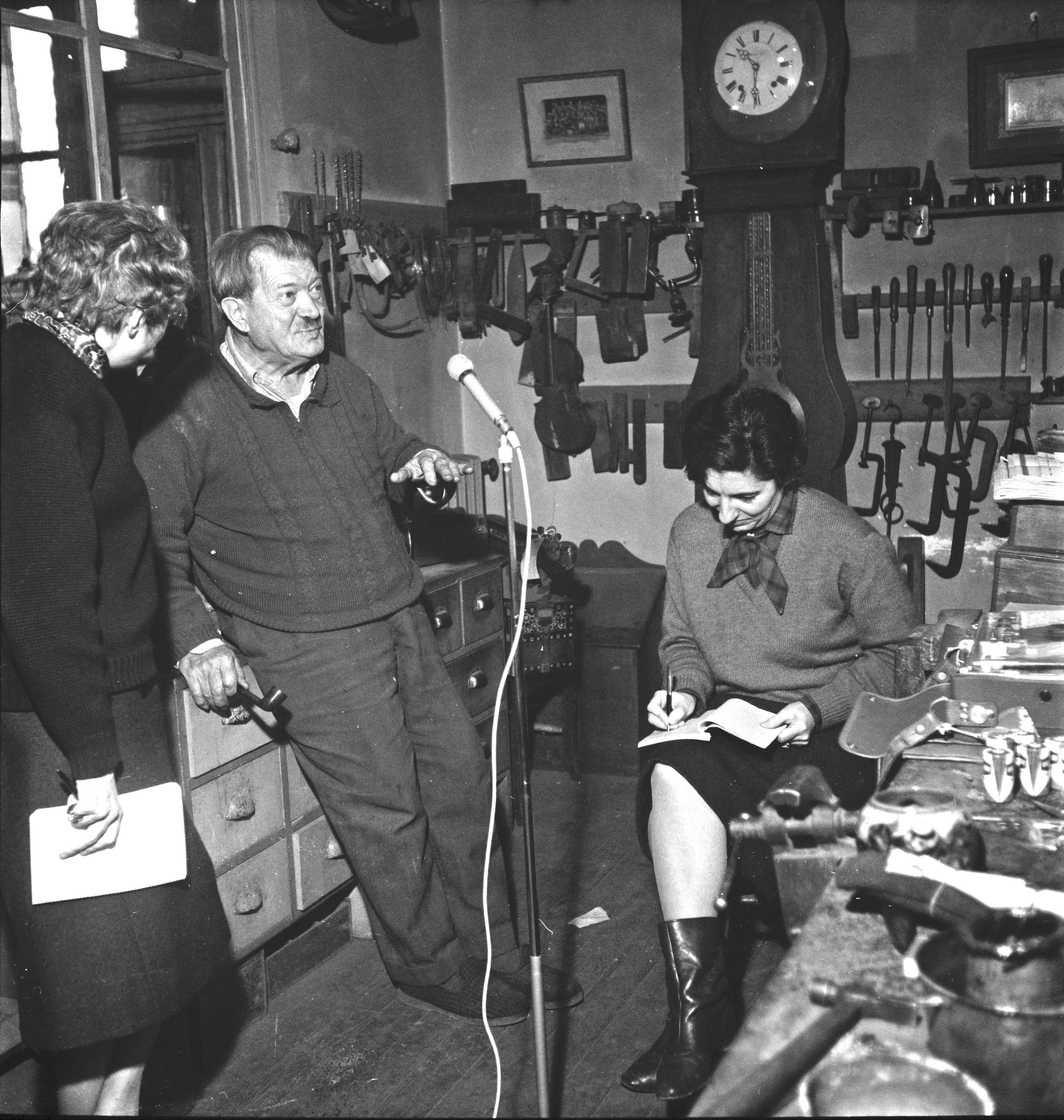 Claudie Marcel-Dubois et Maguy Pichonnet-Andral s'entretiennent avec Jacques-Antoine Pajot dans son atelier de luthier, Jenzat (Allier), 1er avril 1963 (Cliché Pierre Soulier, Mucem Ph.1963.166.048)