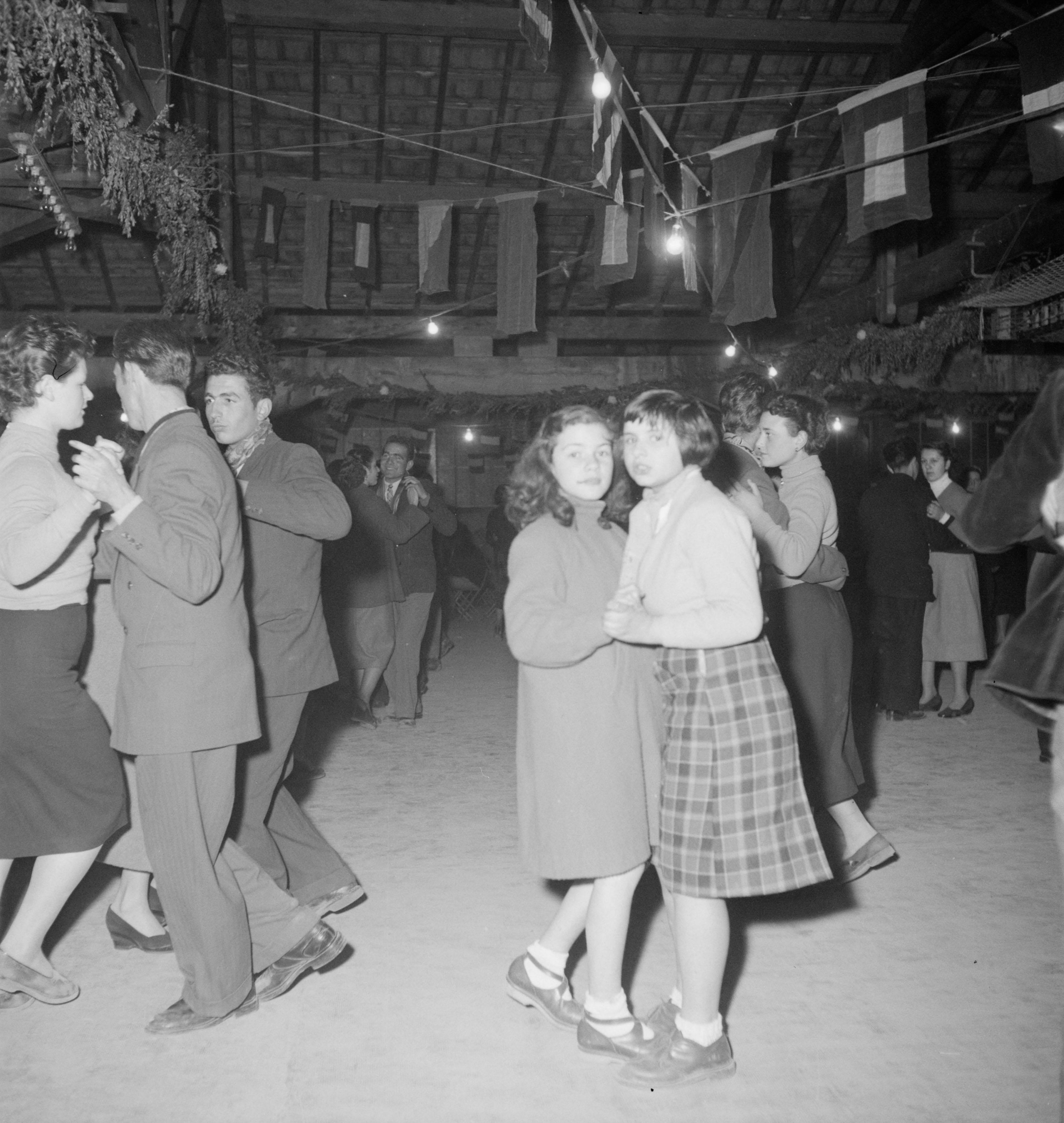 Bal de nuit à Barjols (Var), pendant la fête patronale de la Saint-Marcel, 16 janvier 1954 (cliché Pierre Soulier, Mucem Ph.1954.17.222)