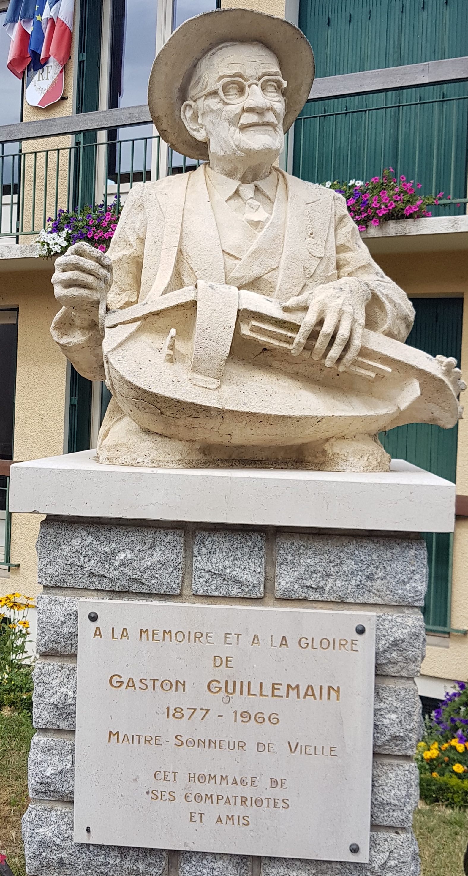 Buste de Gaston Guillemain sur la place de la mairie du Châtelet (Cher)