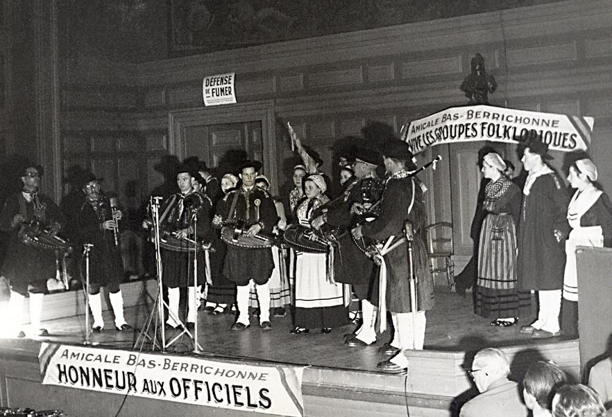 Gala parisien de l'amicale Bas-Berrichonne années 1950 (cliché tous droits réservés, coll. privée)