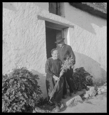 Les époux Lelèvre devant leur maison en octobre 1946