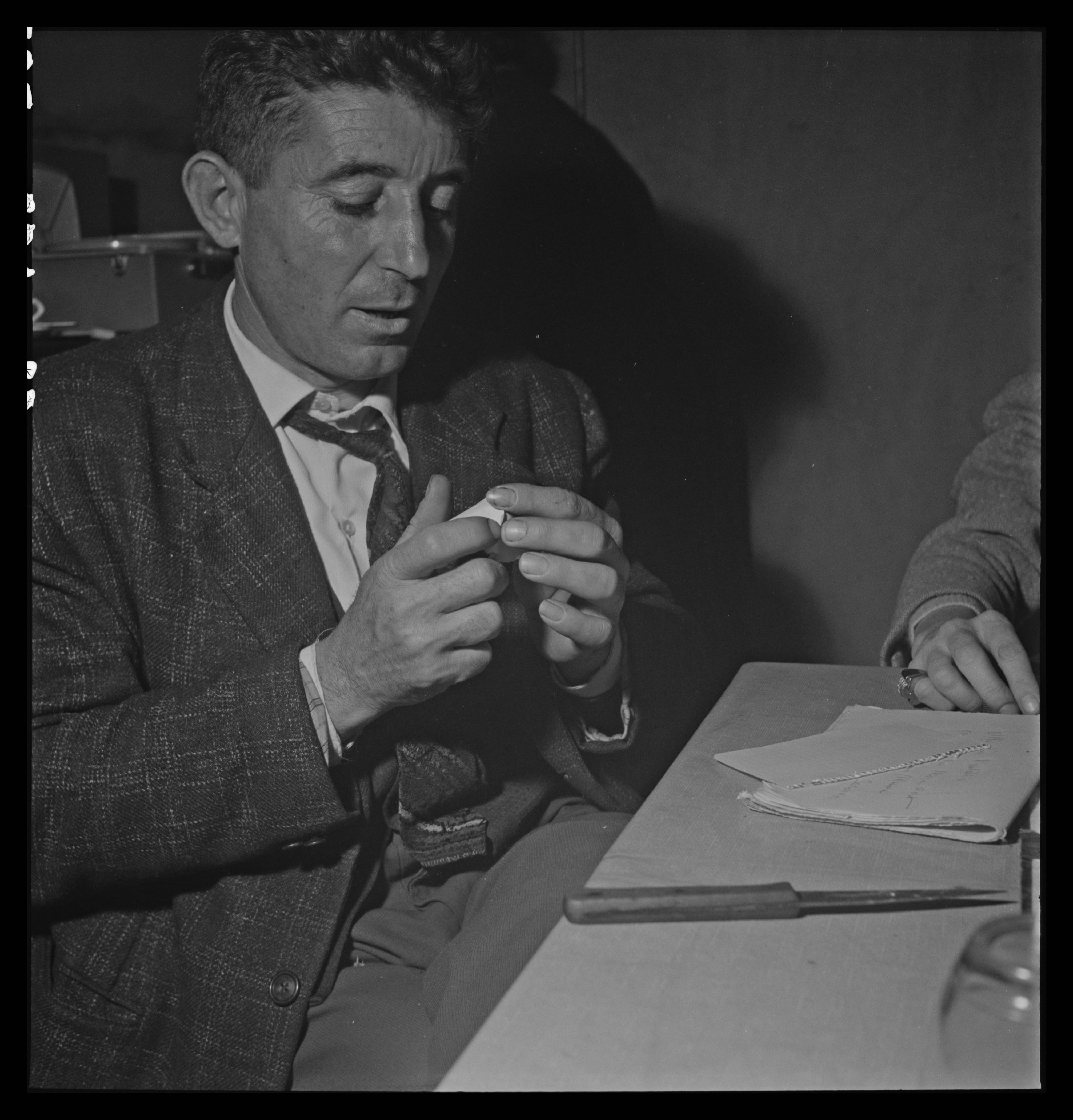 Monsieur Jean Estivach couvre le bout du roseau avec du papier (ph. 1963.168.383)
