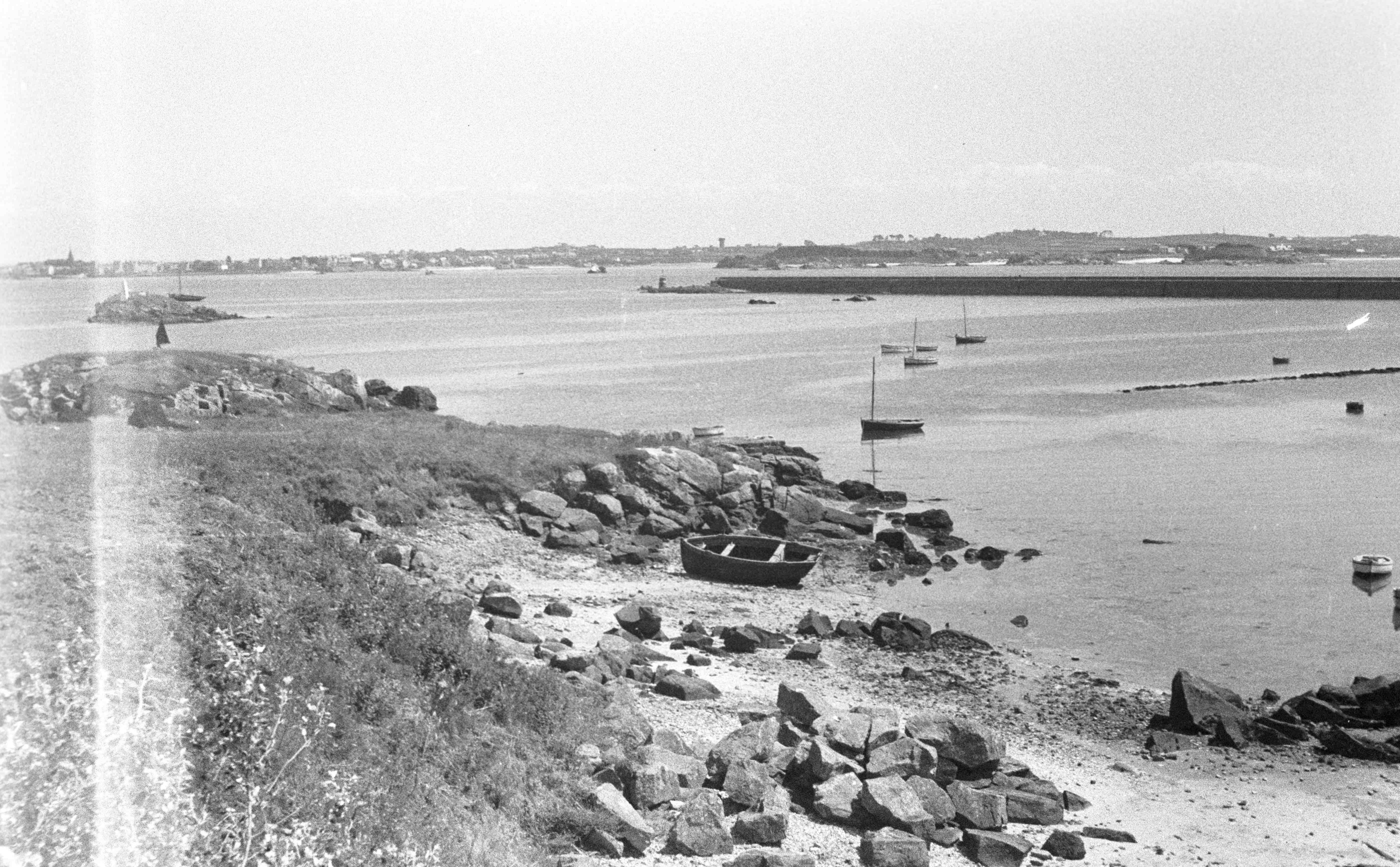 Vue de Roscoff depuis le port de l'île de Batz, 23 juin 1953 (cliché Claudie Marcel-Dubois, Mucem Ph.1955.033.001)
