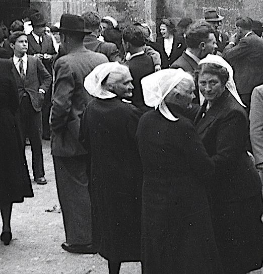 A la sortie de la messe en Trégor, 1953 (Archives nationales, 20130043/54, scan FRAN_0062_1387_L.jpg)