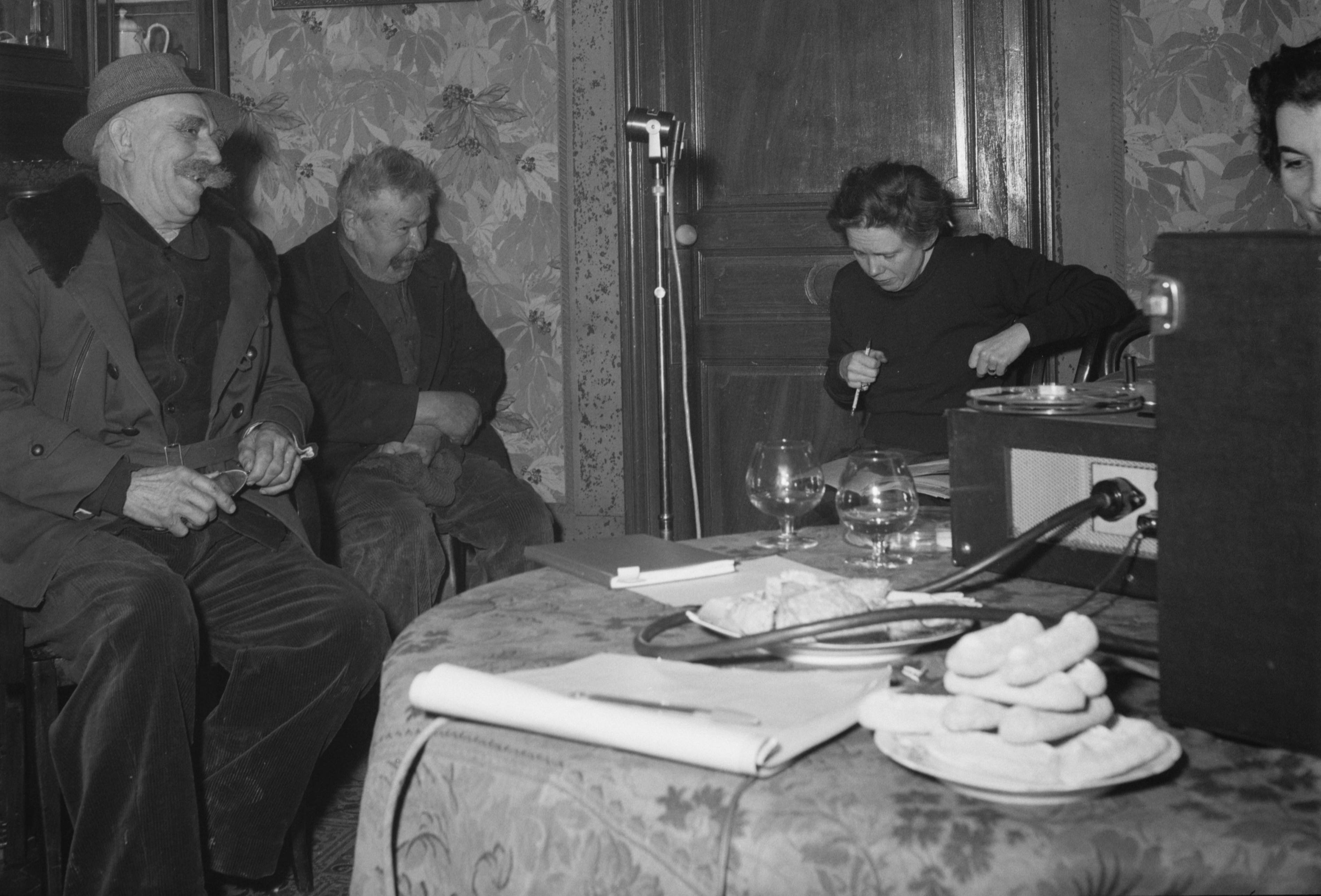 Maguy Pichonnet-Andral (à droite) enregistre l'échange entre Claudie Marcel-Dubois, Louis Lafouge et François Boisseau à Corpeau (Côte d'Or), janvier 1954 (cliché Pierre Soulier, Mucem Ph.1954.01.008)