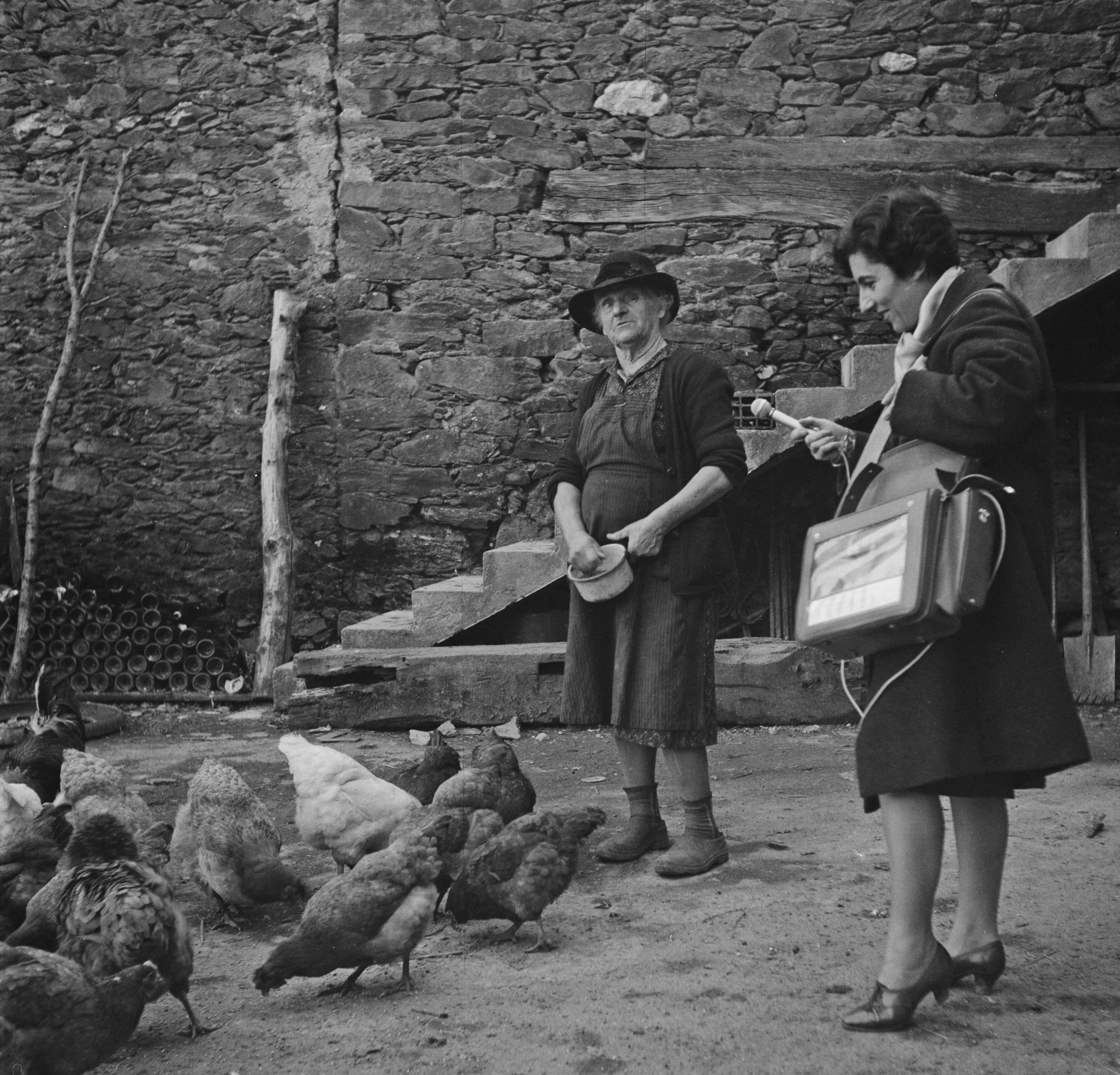 Maguy Pichonnet-Andral enregistre Mme Barrès appelant ses poules, Tauriac-de-Naucelle (Aveyron), 3 avril 1963 (Cliché Pierre Soulier, Mucem, Ph.1963.167.016)