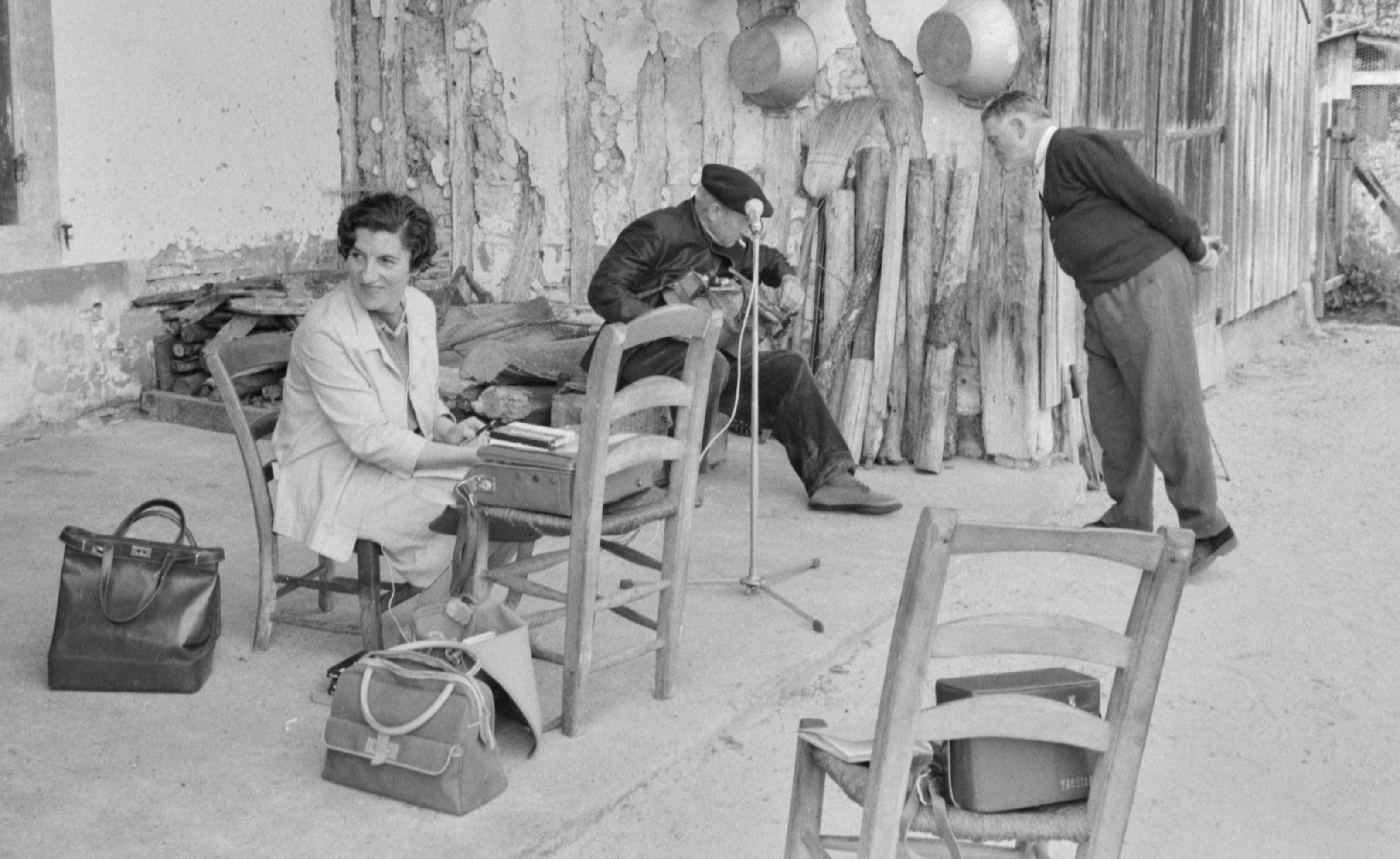 Maguy Pichonnet-Andral enregistre Pierre Garabos jouant de la vielle roue, Lucmau (Gironde, hameau du Tillos), 14 juin 1965 (cliché Claudie Marcel-Dubois, Mucem Ph.1966.099.176)