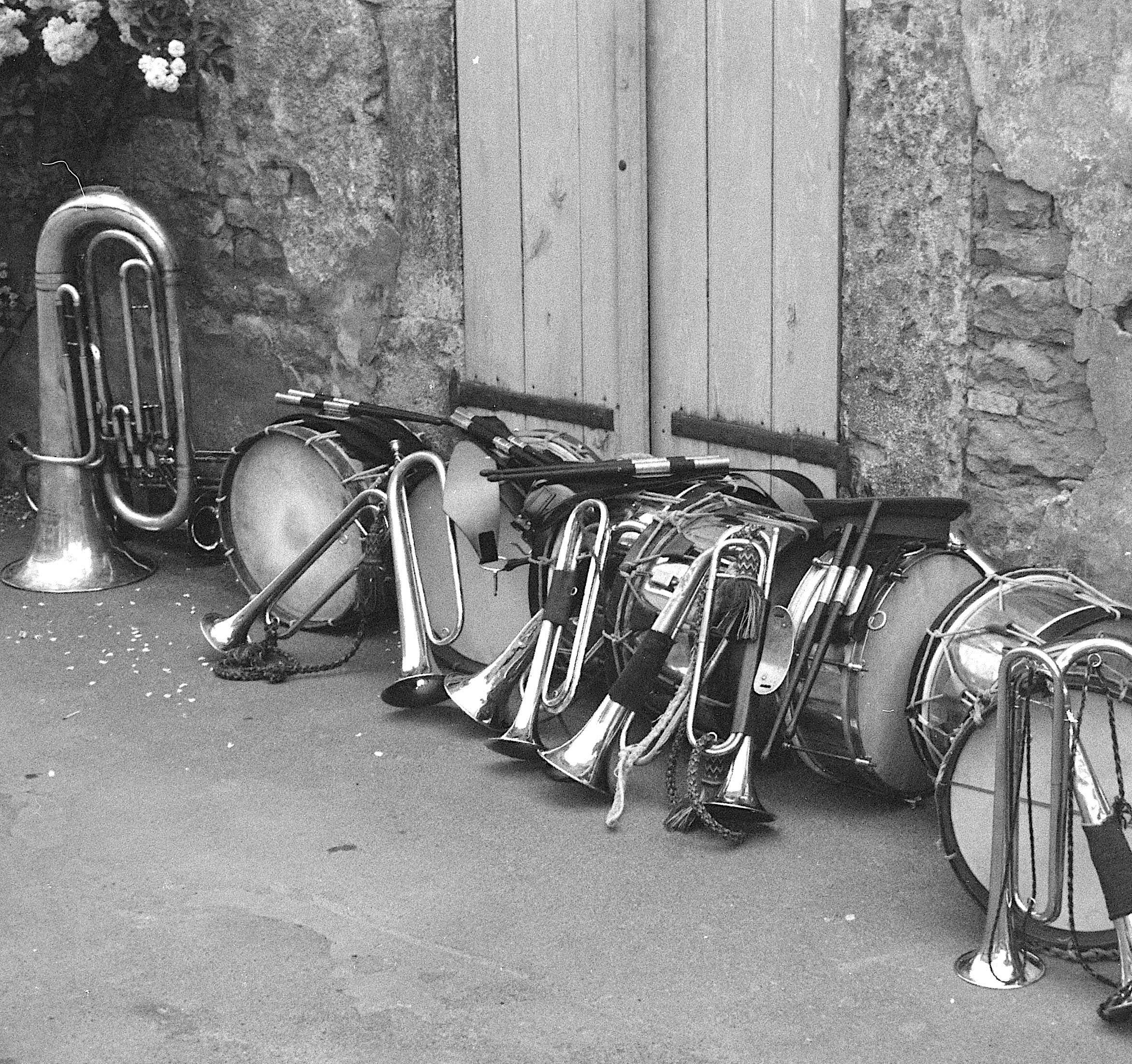 Instruments de la fanfare municipale déposés par les musiciens à la porte du café après le défilé de la fête nationale, Laignes (Côte d'Or), 14 juillet 1967 (cliché Jean Raisky, Mucem Ph.1967.101.039)