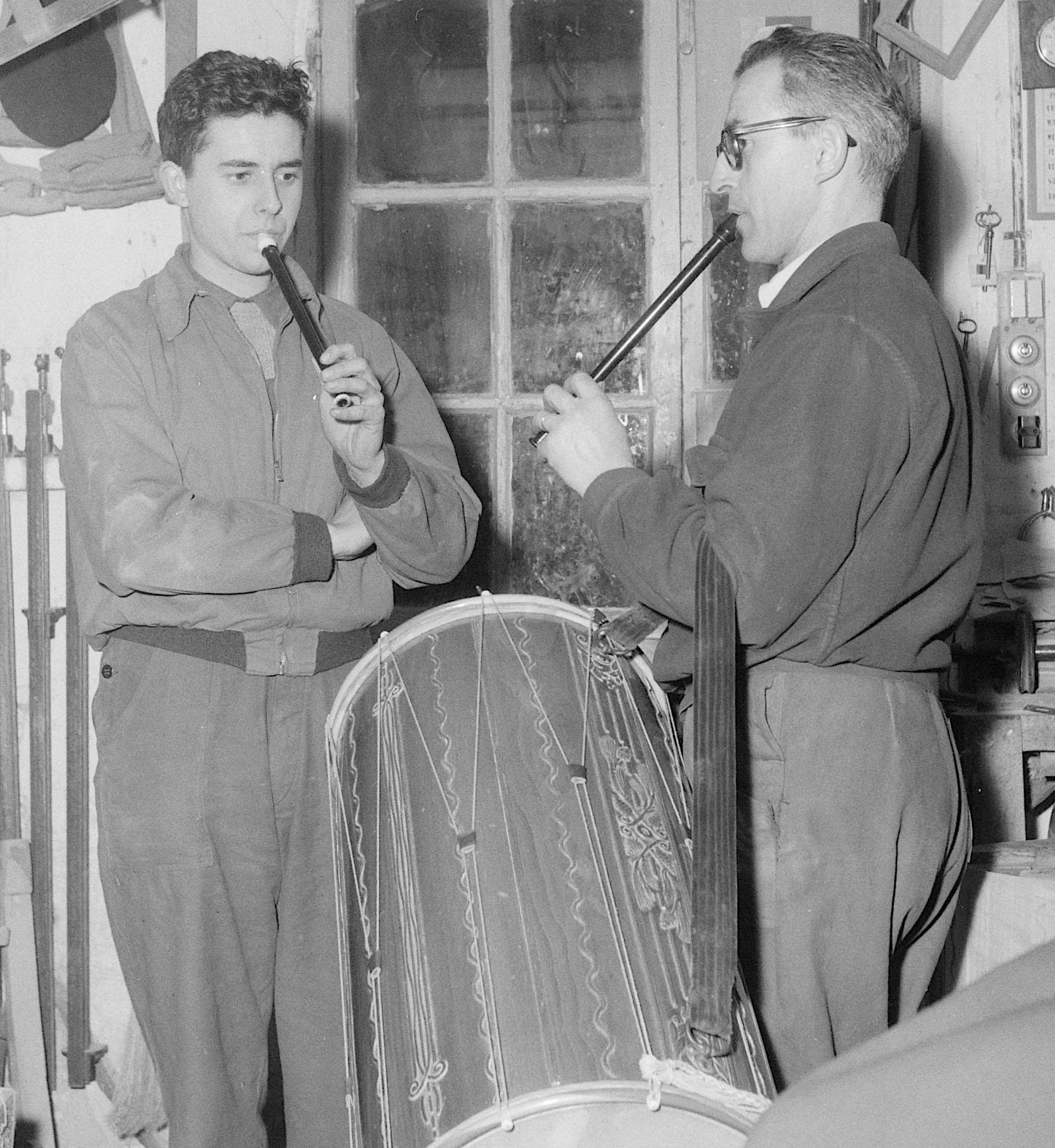 Marius Fabre (à droite) et son fils André jouent dans l'atelier de menuiserie de l'entreprise familiale, Barjols(Var), janvier 1954 (cliché Pierre Soulier, Mucem Ph.1954.017.427)