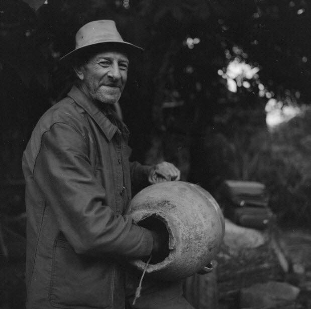 Jean Vigouroux montre le jeu du brau, Lassouts (Aveyron), 22 mars 1965 (cliché Bernard Lortat-Jacob, Mucem, Ph.1966.056.018)