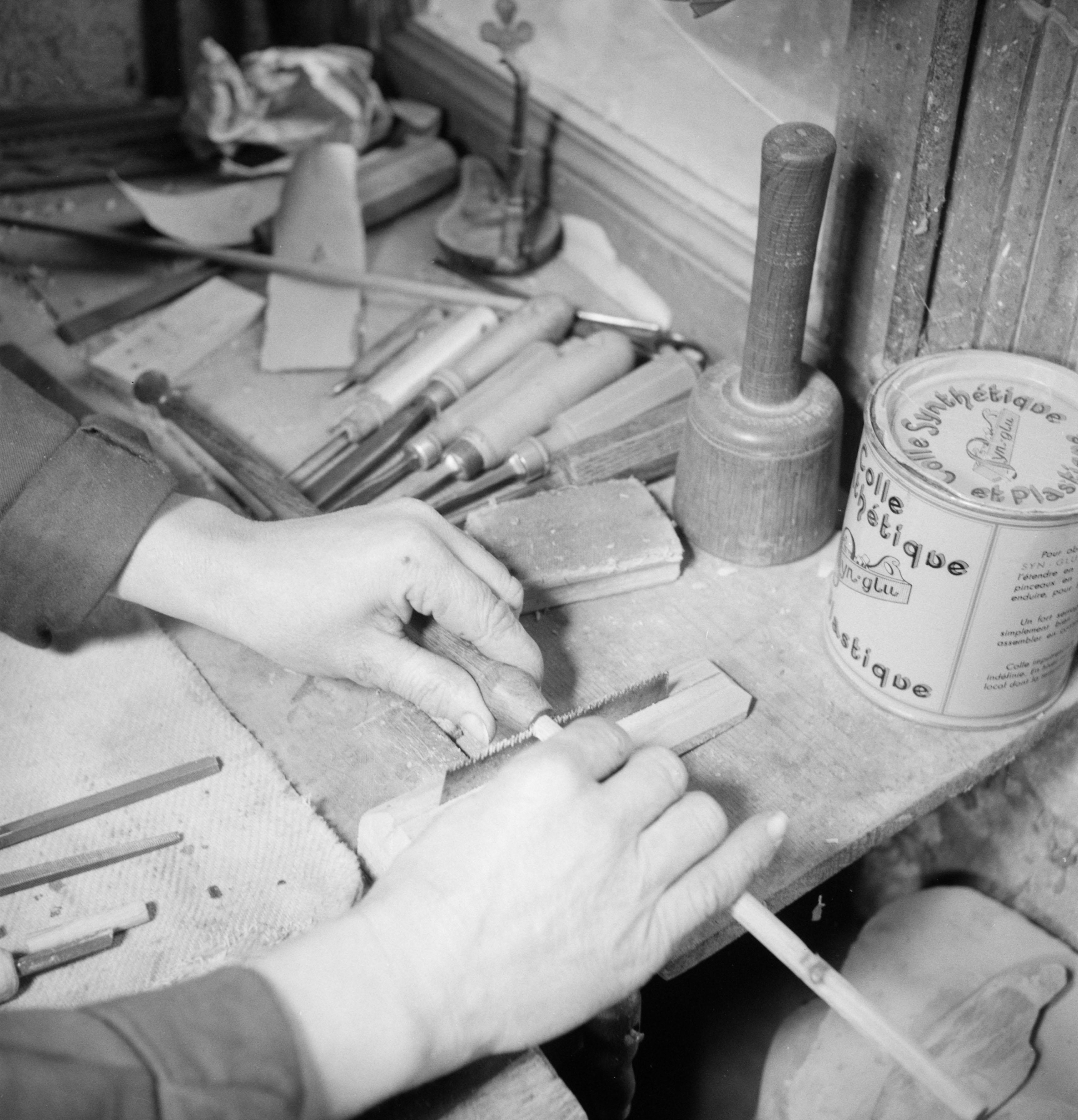 Dans l'atelier de Marius Fabre (Barjol, Var), travail du bec du galoubet (ph.1954.17.445)