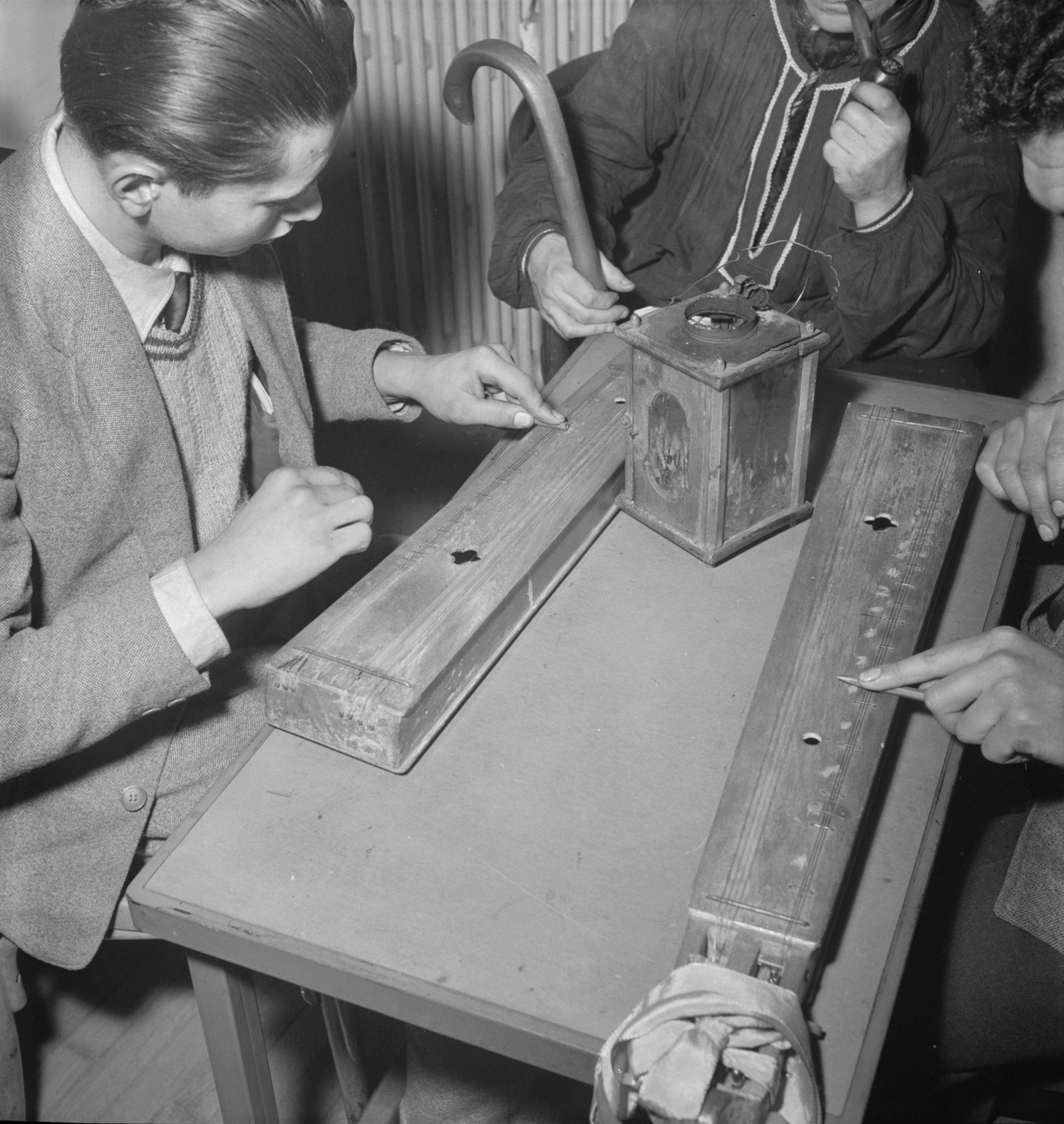 Joueurs du modèle gérômois d'épinette des Vosges photographiés au MNATP lors d'une séance d'enregistrement, 25 janvier 1955 (cliché Pierre Soulier, Mucem Ph.1955.009.007)