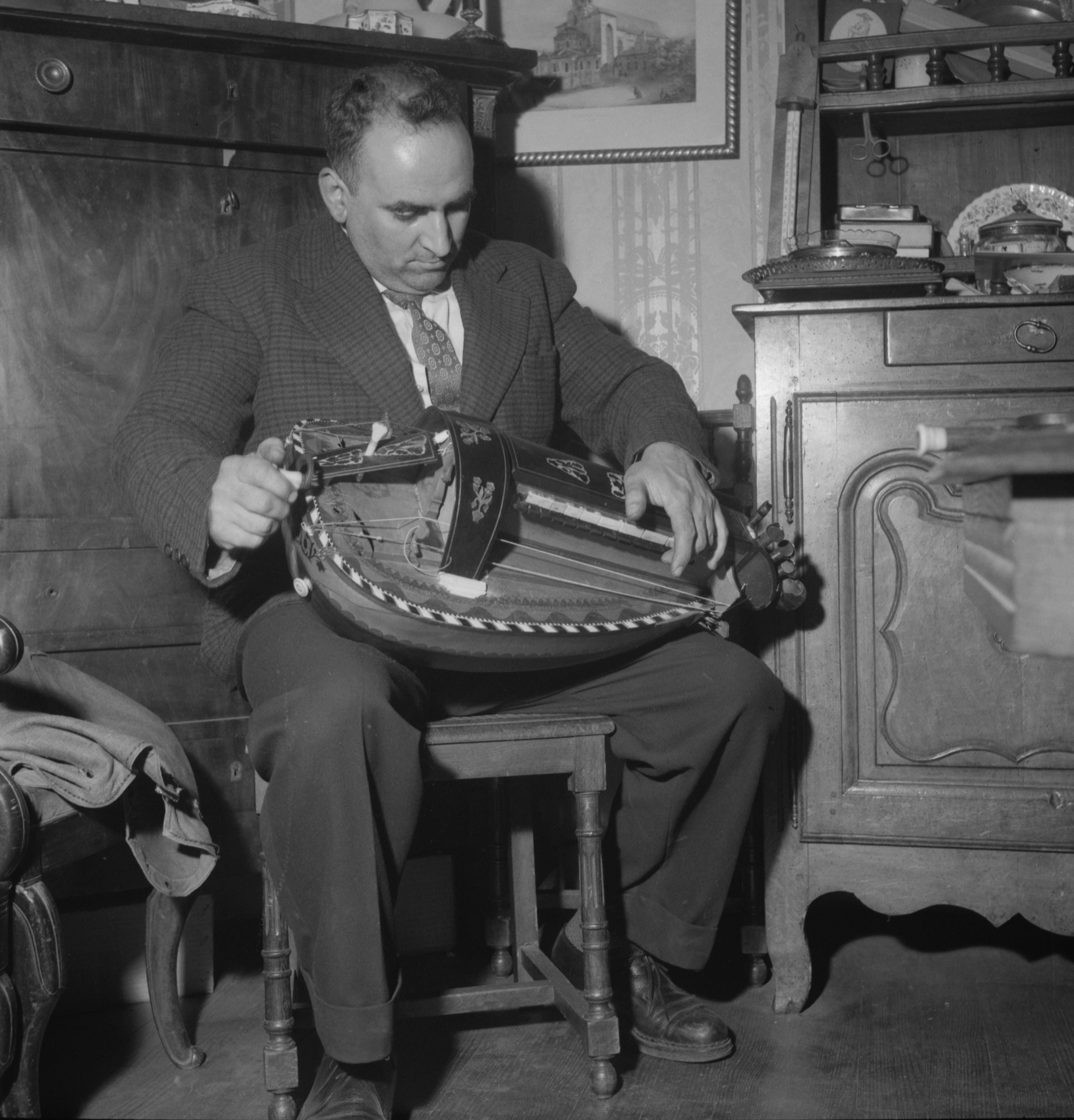 Alfred Redon jouant de la vielle à roue pendant une session d'enregistrement à son domicile de Clermont-Ferrand, 13 octobre 1959 (cliché Pierre Soulier, Mucem Ph.1960.016.351)