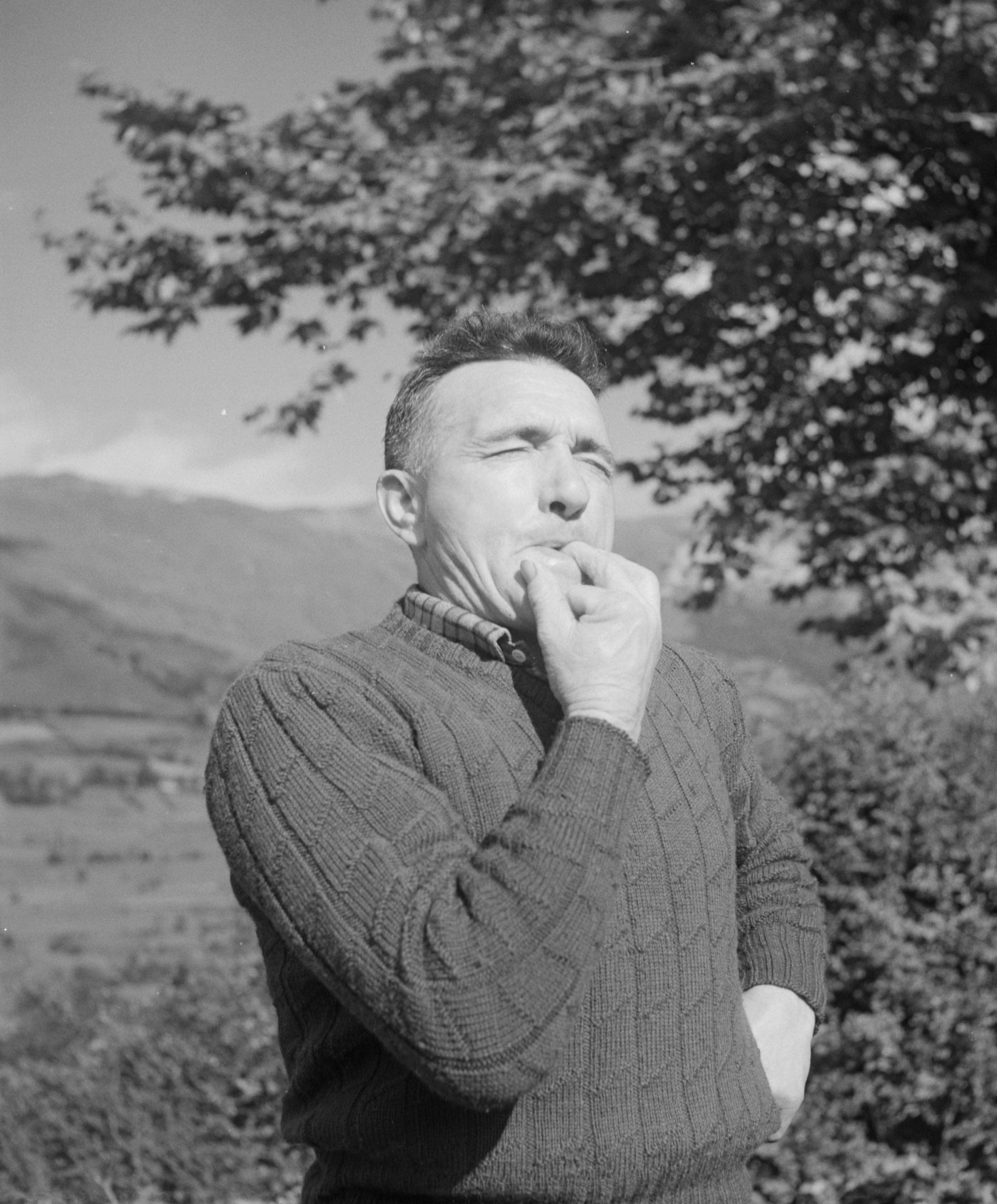 Pierre Soustrade fait une démonstration de langage sifflé, Aas (Eaux-Bonnes, Pyrénées-Atlantiques), 26 septembre 1963 (cliché Pierre Soulier, Mucem Ph.1963.182.028)