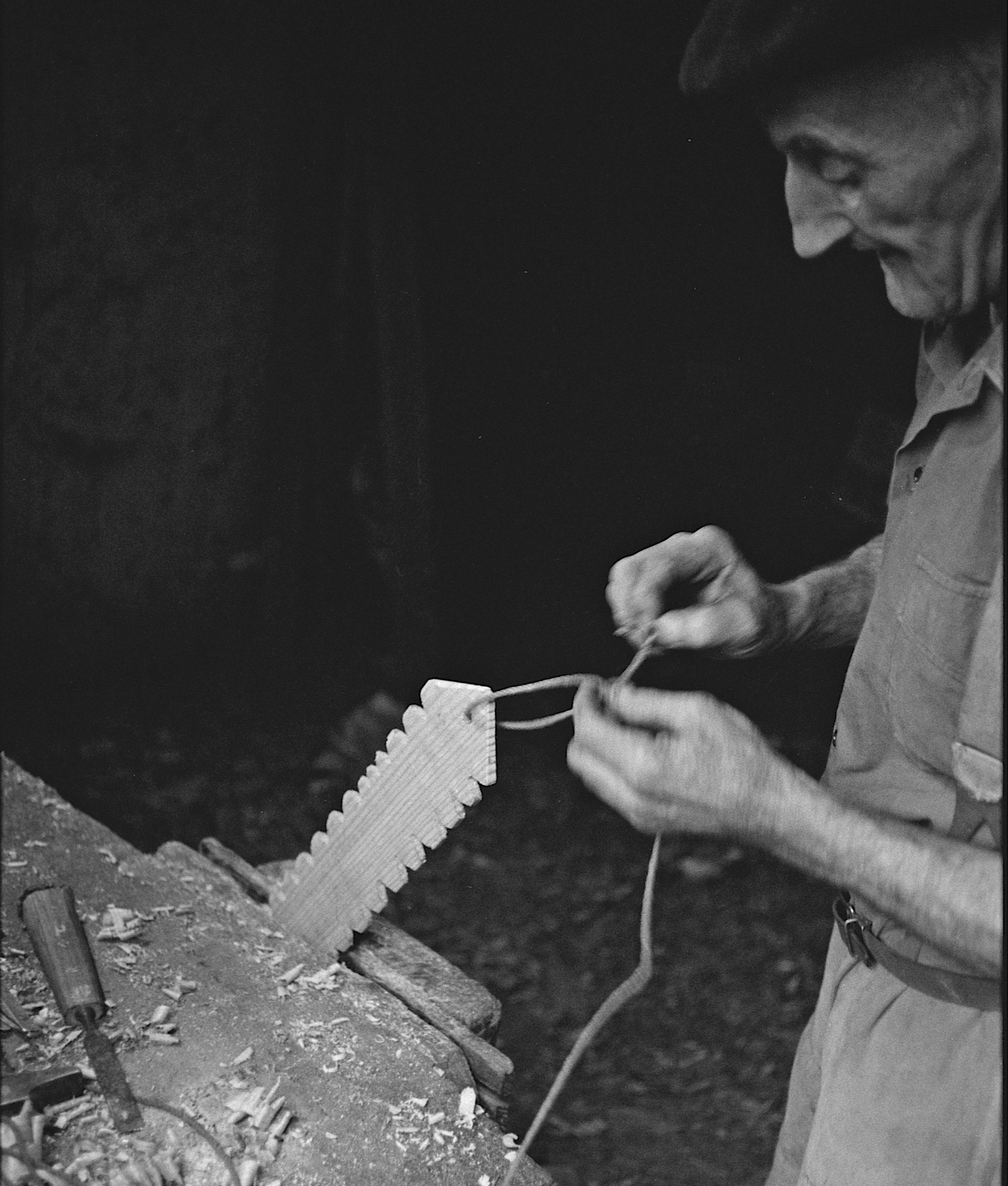 Léonce Mano confectionnant un rhombe dans son atelier au quartier du Guidanson à Commensacq (Landes), 21 juin 1965 (cliché Claudie Marcel-Dubois, Mucem, Ph.1966.099.429)