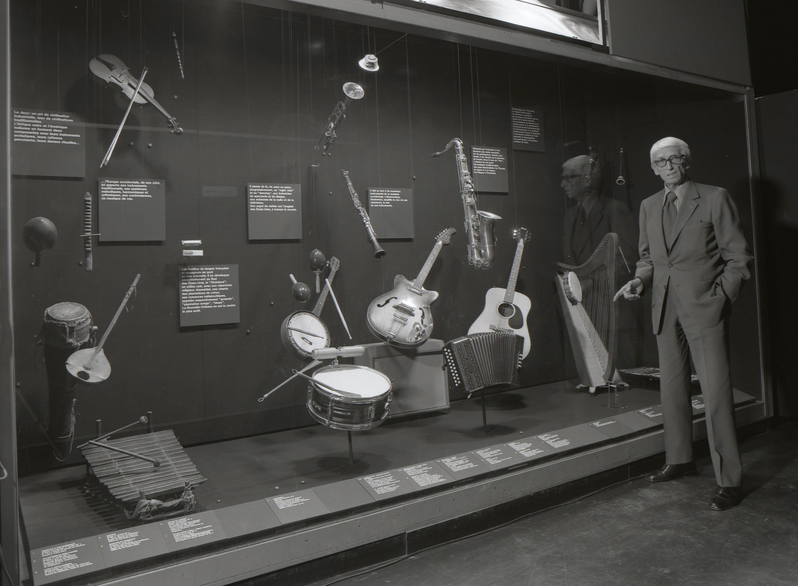 Georges Henri Rivière en 1982 devant la vitrine musique qu'il avait conçue (ph. MNATP)