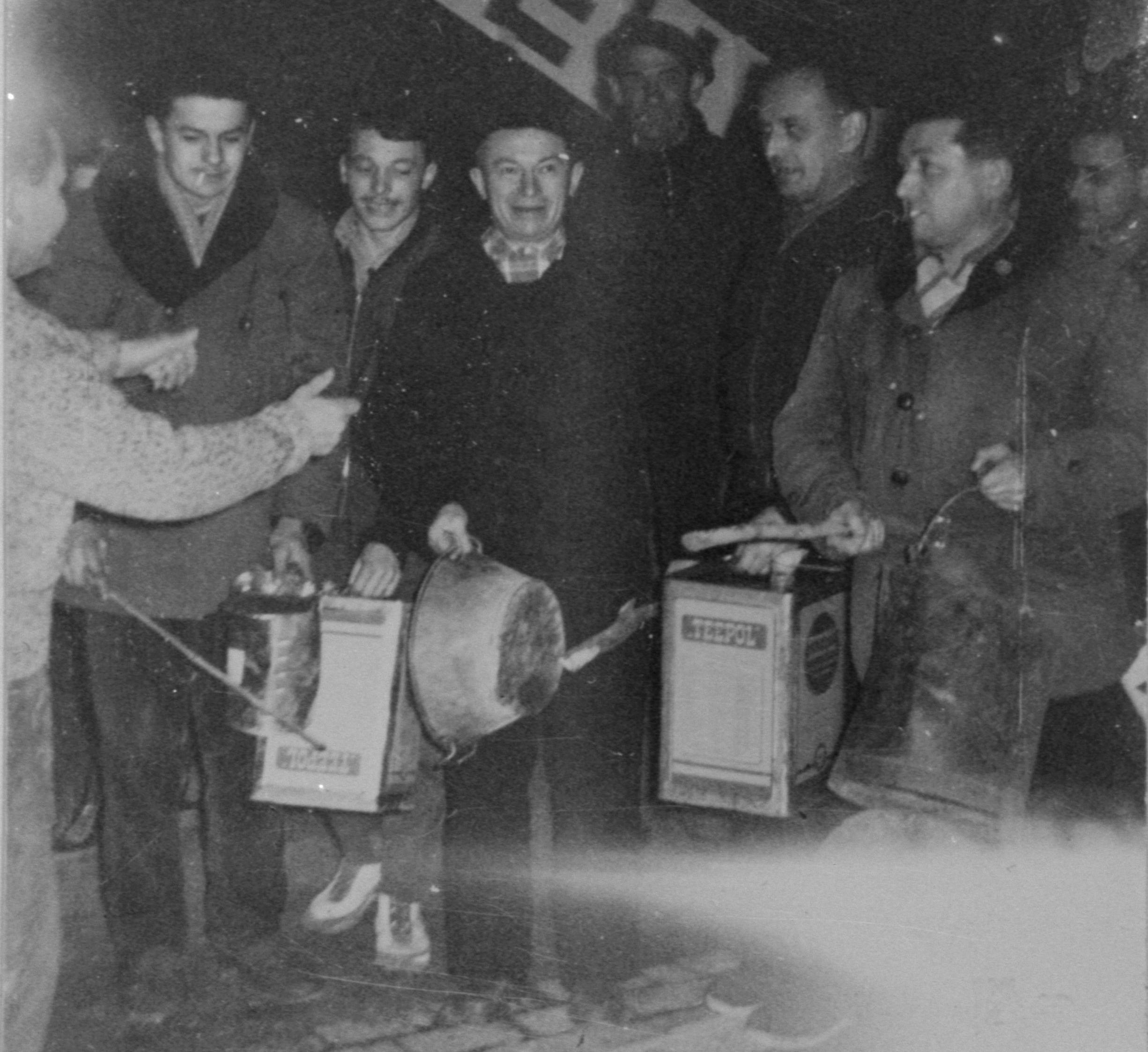 Un Charivari bressan à St-Etienne du Bois (Ain) en 1961 (Mucem, Ph.1961.038.003)