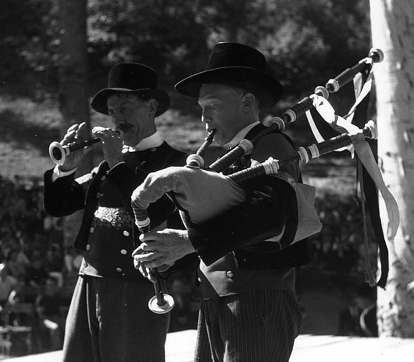 Gueguen (bombarde) et Le Bihan (biniou bras) au concours de Quimper, 23 juillet 1949