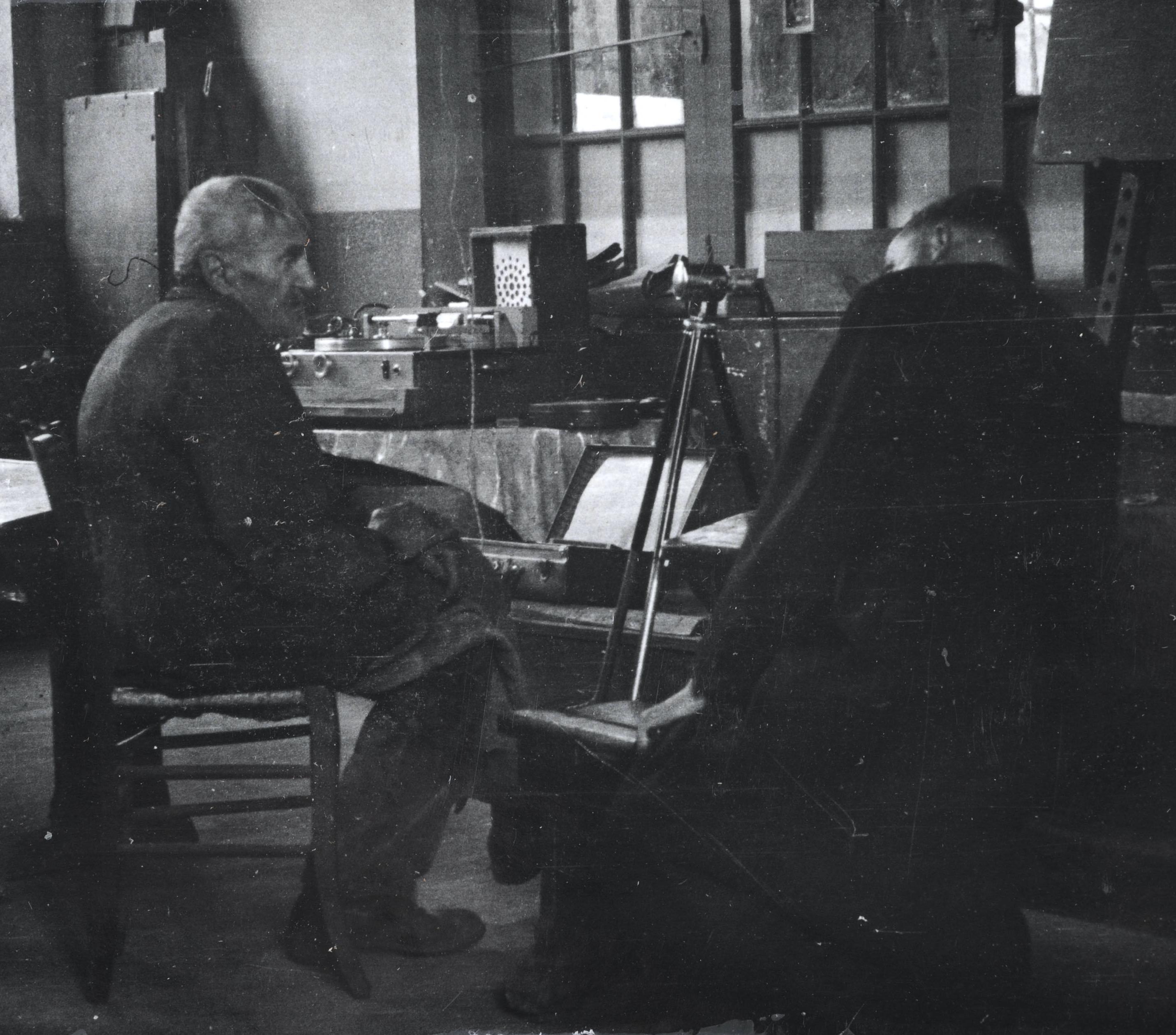 Pierre Nauton interroge Pierre Soulier dit "Piallet" à Retournac (Haute-Loire), août 1946 (cliché Claudie Marcel-Dubois, Mucem Ph.1949.064.027)