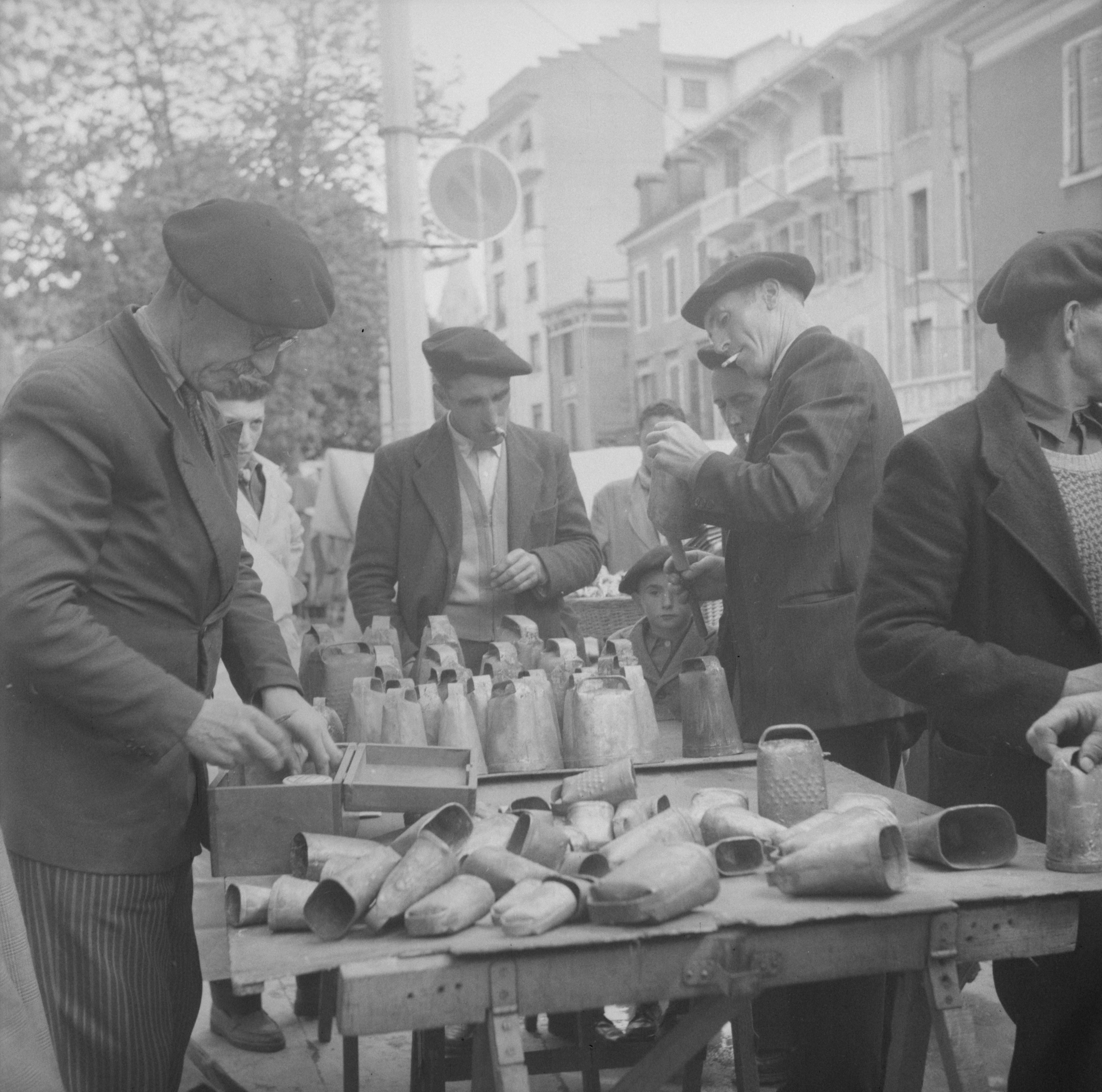 A la foire de Lourdes le 28 avril 56, le stand Daban (Jean Daban, à gauche), ph.1956.71.17, cl. Marcel Boulin